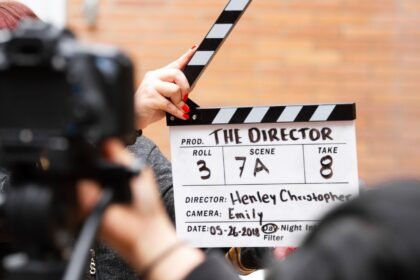 Clap de cinéma devant une caméra sur un tournage