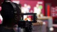 Tout beau, tout neuf et quotidien à égalité : 1,75 million chacun le 6 octobre Caméraman avec casque en studio de télévision, pour le duel Tout beau, tout neuf et Quotidien