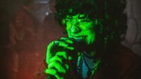 Chanteur au micro sur scène