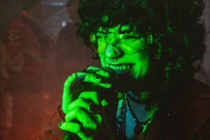 Chanteur au micro sur scène