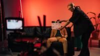 Sœurs sur france 2 : de 2,74 à 2,07 millions en une semaine, sans saison 2 annoncée Plateau de tournage de fiction avec équipe et éclairage, pour la mini-série Sœurs sur France 2