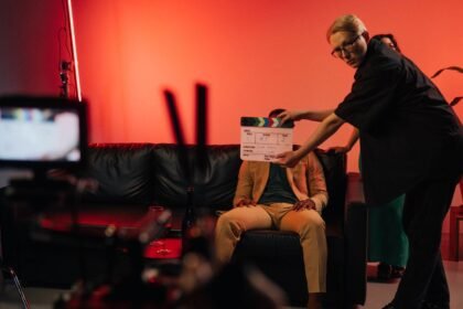 Plateau de tournage de fiction avec équipe et éclairage, pour la mini-série Sœurs sur France 2