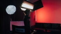 Brigade anonyme saison 2 : éric cantona de retour sur m6 mardi 10 novembre à 21 h 10 Matériel de tournage de série en studio