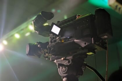 Caméra de télévision filmant sous les projecteurs, pour Quelle époque ! sur France 2