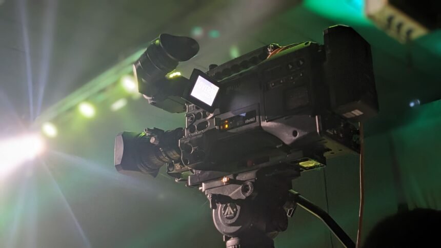 Quelle époque : léa salamé atteint le million et 20,1 % le 3 octobre, avec ruquier Caméra de télévision filmant sous les projecteurs, pour Quelle époque ! sur France 2