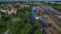 Vue aérienne de voies ferrées et d’une zone inondée