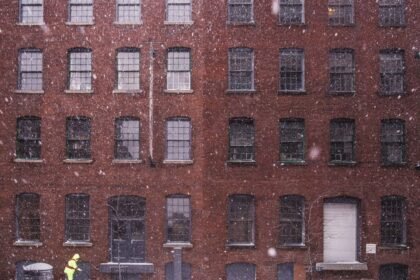 Immeuble en briques par temps de neige