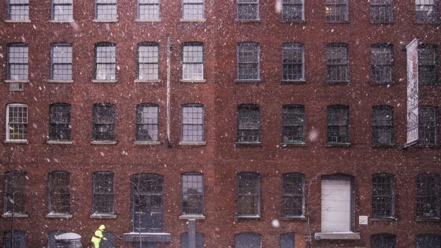 Trêve hivernale : expulsions interdites du 1er novembre au 31 mars, ce qui reste permis Immeuble en briques par temps de neige