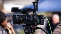 Une équipe d'euronews agressée, 21 interpellés devant cnews et europe 1 Caméra de télévision professionnelle filmant en extérieur