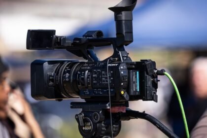 Caméra de télévision professionnelle filmant en extérieur