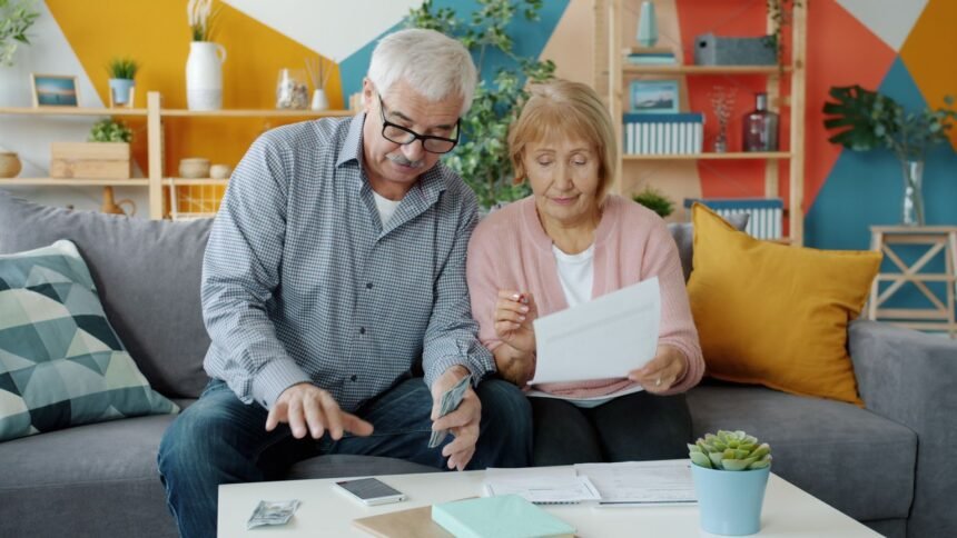 Csg retraités : 0 %, 3,8 %, 6,6 % ou 8,3 % selon votre revenu fiscal de référence CSG retraités : un couple de retraités examine des documents financiers
