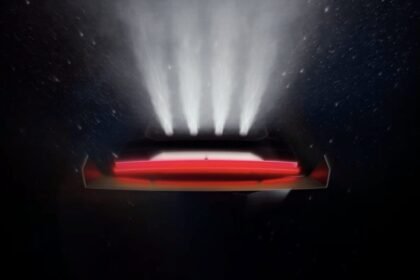 Tesla Roadster : la sportive saute au-dessus de cinq Tesla, production prévue en 2028