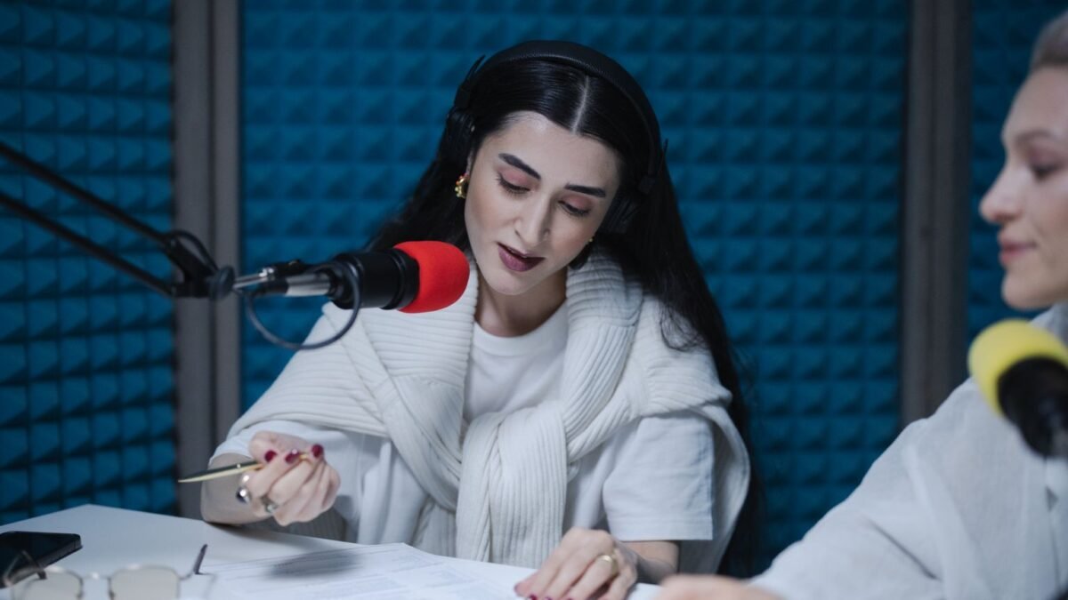 Pigasse prépare une chaîne TNT avec Radio Nova, selon L’Informé