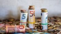 Billets et pièces en euros — photo d’illustration pour la prime de Noël