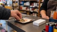 Prix du tabac au 1er novembre : la Marlboro Red passe à 14 €, d&rsquo;autres paquets baissent