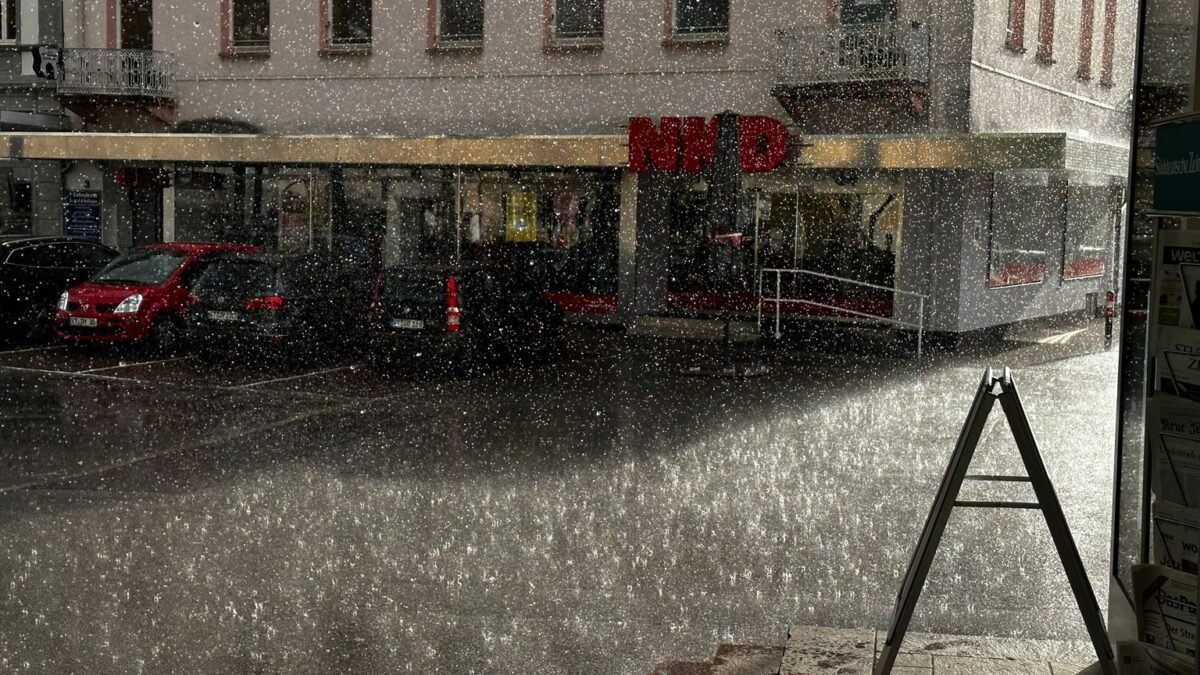 Pluie battante sur une rue de ville, vigilance orange pluie-inondation