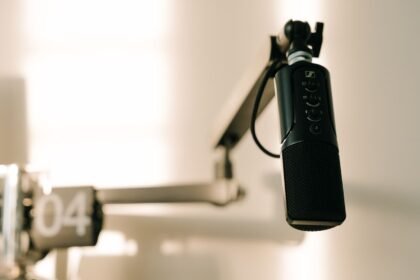 Microphone de studio sur un bras articulé