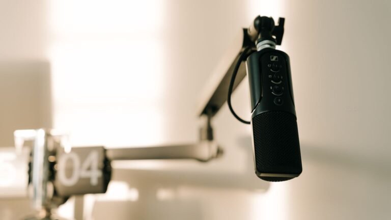 Microphone de studio sur un bras articulé
