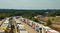 File de camions sur une route de campagne, image d'illustration