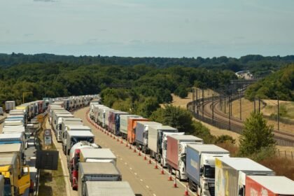 File de camions sur une route de campagne, image d'illustration
