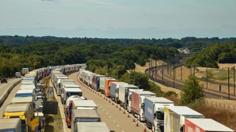 File de camions sur une route de campagne, image d'illustration