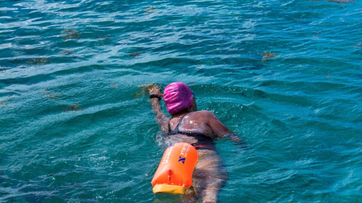 Salima Bouayad Agha, 67 ans, traverse la Manche à la nage