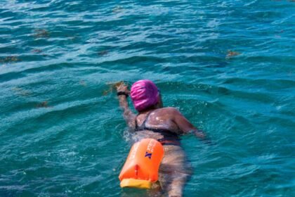 Salima Bouayad Agha, 67 ans, traverse la Manche à la nage