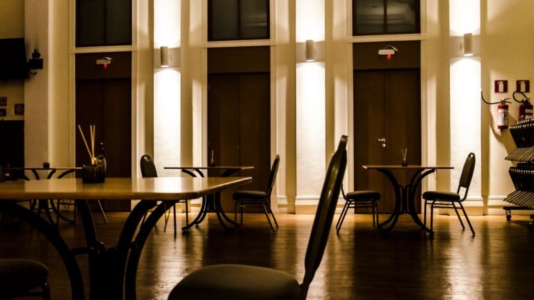 Cauchemar en cuisine à bertholène : le restaurant les palanges a fermé Salle de restaurant vide éclairée, chaises et tables en bois
