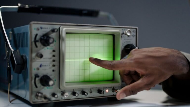 Séisme à ambert : la magnitude 3,6 confirmée, des secousses depuis le 16 octobre Main pointant l'écran d'un oscilloscope ancien, illustration de relevés de secousses