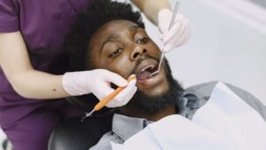 Soins dentaires vers 50 % en janvier, 3 md€ de transferts : vérifiez votre mutuelle Un dentiste examine les dents d'un patient pendant un contrôle de routine dans un cabinet dentaire