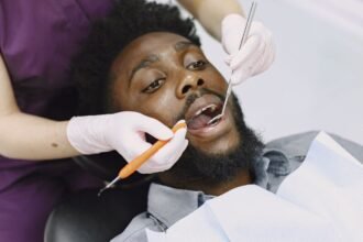 Un dentiste examine les dents d'un patient pendant un contrôle de routine dans un cabinet dentaire