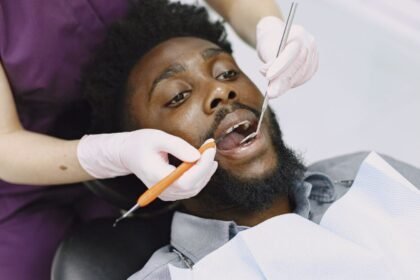 Un dentiste examine les dents d'un patient pendant un contrôle de routine dans un cabinet dentaire
