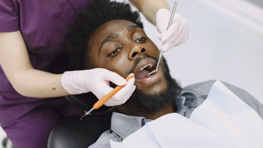 Soins dentaires vers 50 % en janvier, 3 md€ de transferts : vérifiez votre mutuelle Un dentiste examine les dents d'un patient pendant un contrôle de routine dans un cabinet dentaire