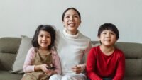 Famille regardant la télévision le soir, photo d’illustration