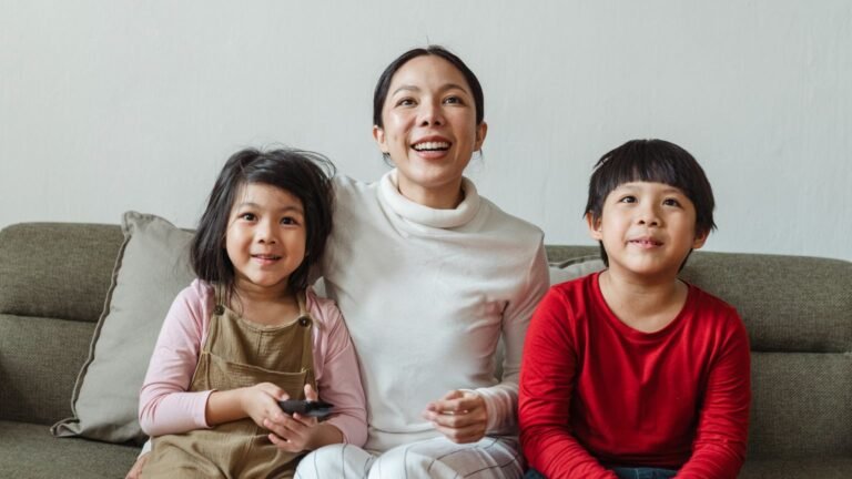 Programme tv ce soir : intraçables et envoyé spécial (jeudi) Famille regardant la télévision le soir, photo d’illustration