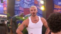 Jonathan Jenvrin salue l'hymne de la Star Academy, une première selon le prof de danse