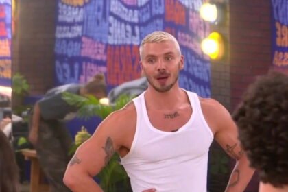 Jonathan Jenvrin salue l'hymne de la Star Academy, une première selon le prof de danse