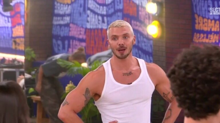 Jonathan Jenvrin salue l'hymne de la Star Academy, une première selon le prof de danse