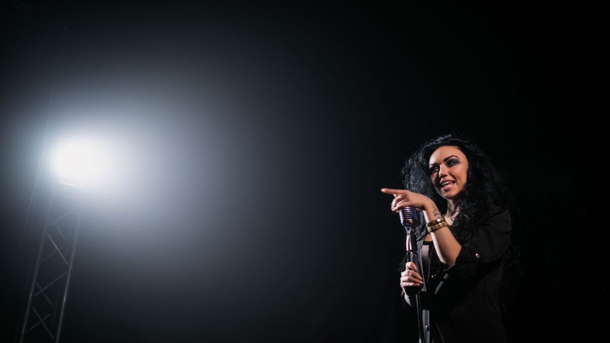 Chanteuse sur scène sous un projecteur