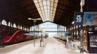 Quais et trains à grande vitesse sous la verrière de la gare du Nord à Paris