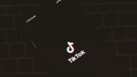 Fourth wing de rebecca yarros en tête du premier classement #booktok européen Fourth Wing de Rebecca Yarros en tête du premier classement #BookTok européen