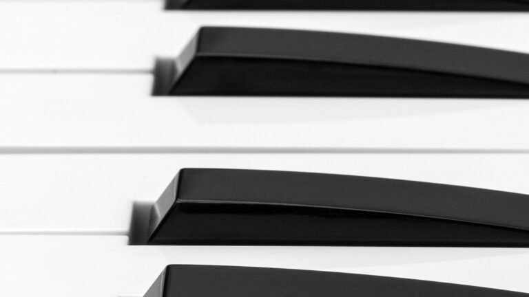 Touches de piano noires et blanches en gros plan