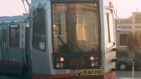 Tram grenoble lundi : a et b coupées en deux, d et e réduites Un tramway moderne circule dans une rue de ville au coucher du soleil