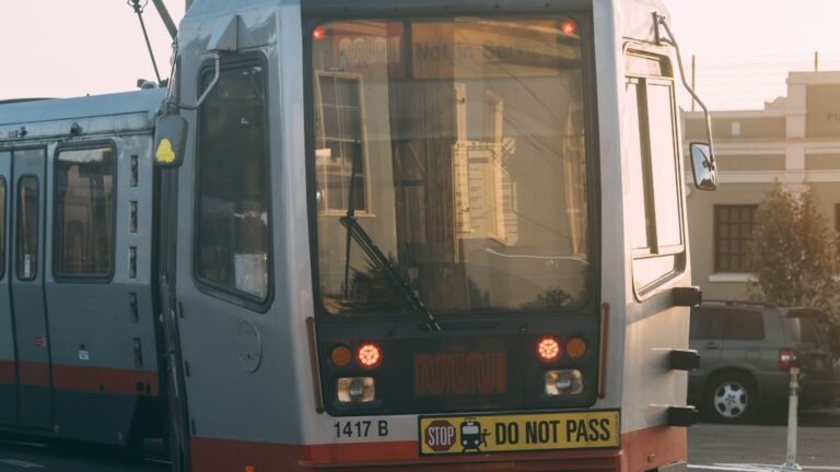 Tram grenoble lundi : a et b coupées en deux, d et e réduites Un tramway moderne circule dans une rue de ville au coucher du soleil