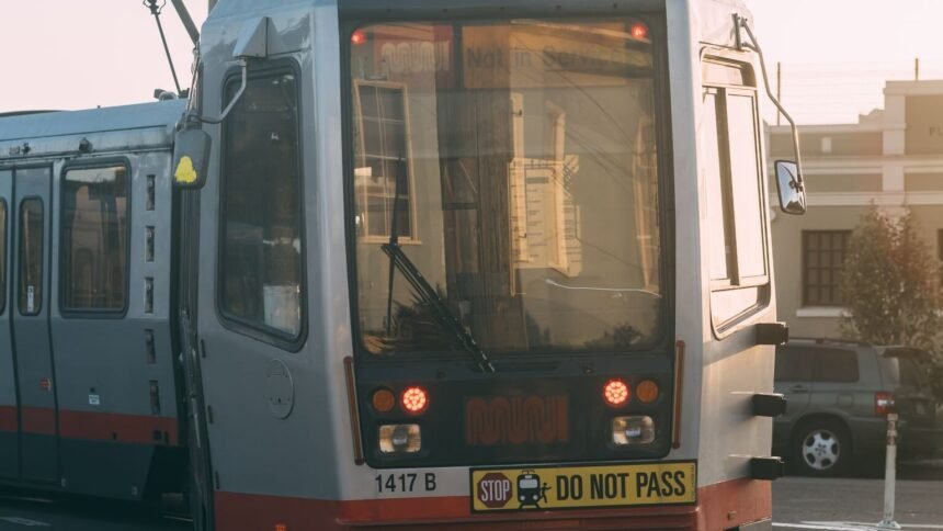Un tramway moderne circule dans une rue de ville au coucher du soleil