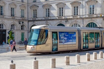 Tramway moderne circulant dans une rue en France