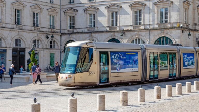 Tramway moderne circulant dans une rue en France