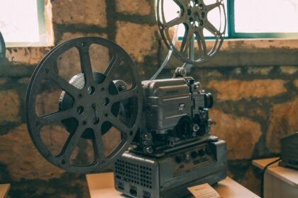 Projecteur de cinéma ancien dans une pièce aux murs de pierre