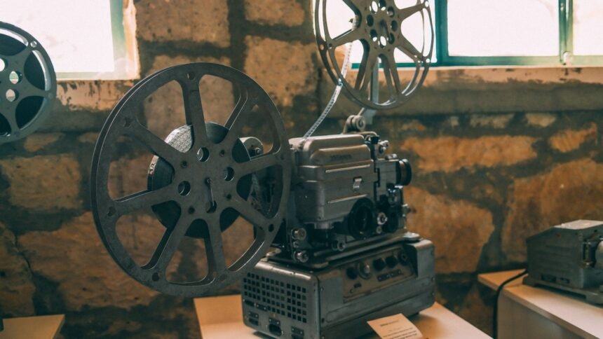 Tva canal+ et griefs de l'autorité : deux fronts, un même nerf, le cinéma Projecteur de cinéma ancien dans une pièce aux murs de pierre