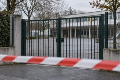 VIDEO : collège Lakanal à Aubagne, un fusil dans un étui de guitare selon le parquet